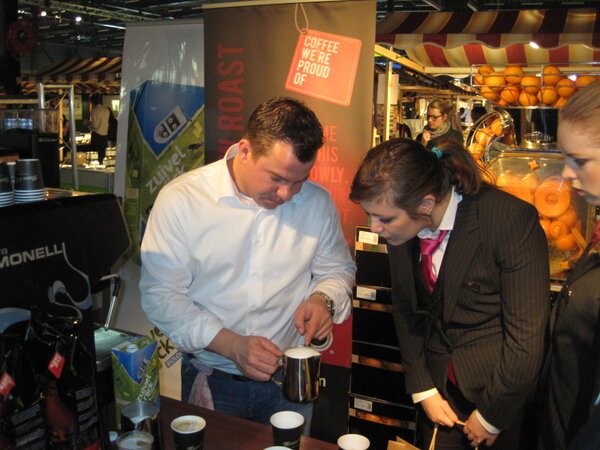 <a href="/Moorske/">Koen Moors</a> laat zien hoe je van <a href="/Moccador/">Mocca d'Or</a> koffie en Zuivelrijck melk een perfecte cappuccino kunt maken <a href="/LeermeestersNN/">LeermeestersNN</a>