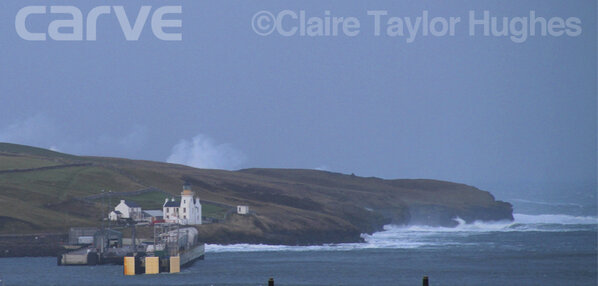 CarveMag's tweet image. Thurso Bay this afternoon. That ain't clouds behind the cliffs. It's spray....