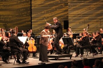 KarouiF's tweet photo. Avec Madame Lucero Tena hier au concert de clôture de la @follejournee! Un pur moment de bonheur! http://t.co/uZeOrOUD