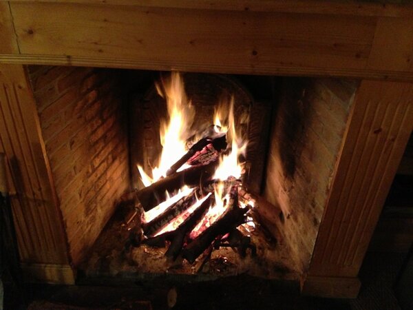 KarouiF's tweet photo. Dans ma petite maison en Normandie, un feu de cheminée.. Il va me falloir quelques jours pour atterrir! http://t.co/TH7aXQfk