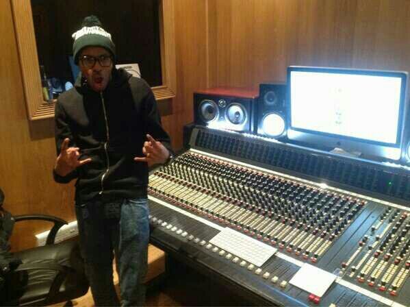 Jessicasomersx's tweet image. @Simeon_MK1 in the studio making us some good MK1 music ;-) #YesDat