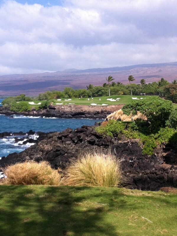 TexasMGolf's tweet photo. Beautiful scene from the third hole at Mauna Kea! http://t.co/ebkcFe3K