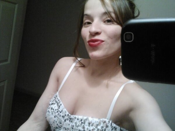 GalarzaGo's tweet photo. Love me in Red http://t.co/hAWsVHc6