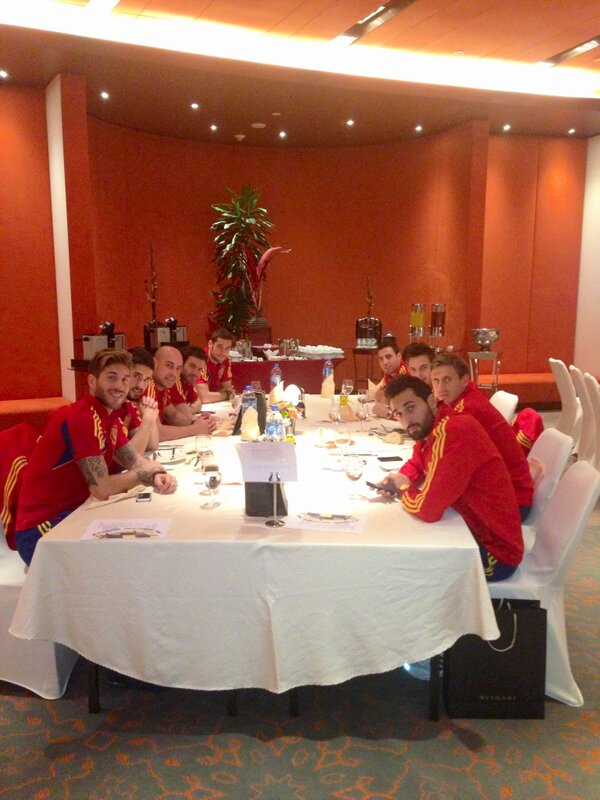 EslaRoja's tweet photo. RT @sergioramos: Ya estamos en Doha con la Selección. Os dejo ésta fotito con algunos compañeros después de la cena. http://t.co/Ed7p50Jv