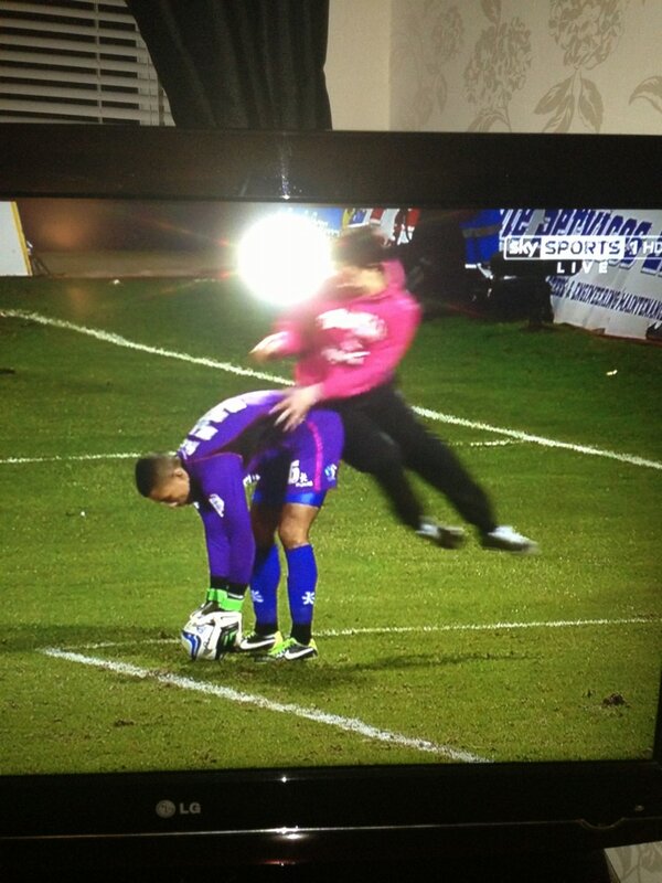 bjo4mck's tweet image. A fan just done this to the wycombe goalie there for time wasting lol #SkySports #CloseLine