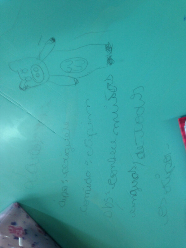 ReebeCa_rb's tweet photo. Hoje eu fiz uma homenagem linda pra @Larii_Colaco na mesa dela u.u Te amo sua vaca <3 http://t.co/6LmG07UP