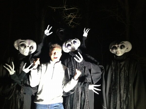 TroyFarms's tweet photo. Hanging with the Aliens http://t.co/tc05uA1Y
