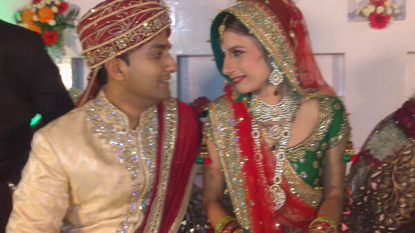 tripti_yatish's tweet photo. Newly wedded couple admiring each other #triptiwedsyatish http://t.co/oAMYAywh