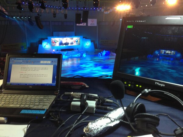 밖엔 또 눈이 내립니다. 여긴 평창 용평돔, 폐막식 현장입니다. 곧 방송녹화가 시작될 예정이고, 무대에선 Kpop 이 영상으로 나와 선수들의 흥을 돋우고 있습니다^^