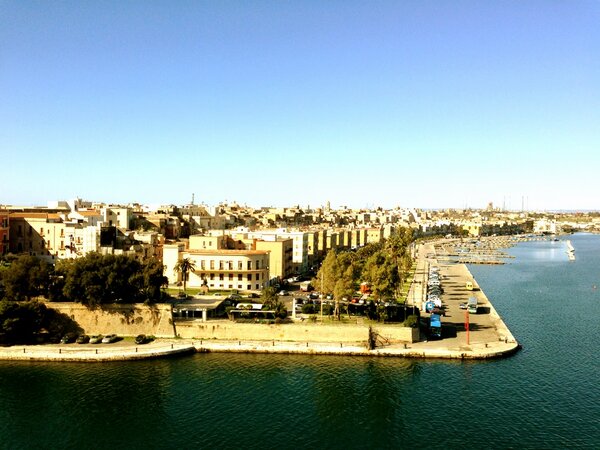 m_hunziker's tweet photo. Taranto è proprio una città meravigliosa..Sono stata divinamente. Non ricordiamola solo per lo scandalo dell'ILVA.. http://t.co/hVFtEOlY