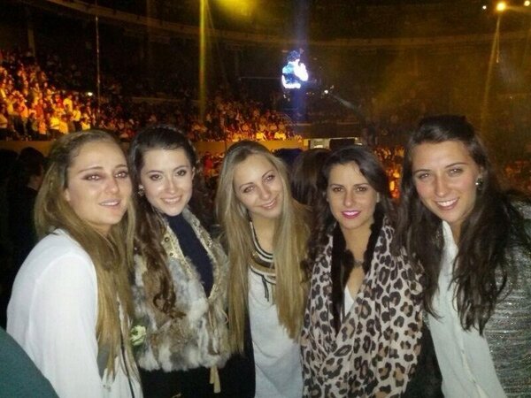 marianaot's tweet photo. Vean el fantasma de Alejandro Fernández atrás. #queraro @vickybenozillo @soniatiktin @floriibarrola #lasamo http://t.co/TmDX3JWB