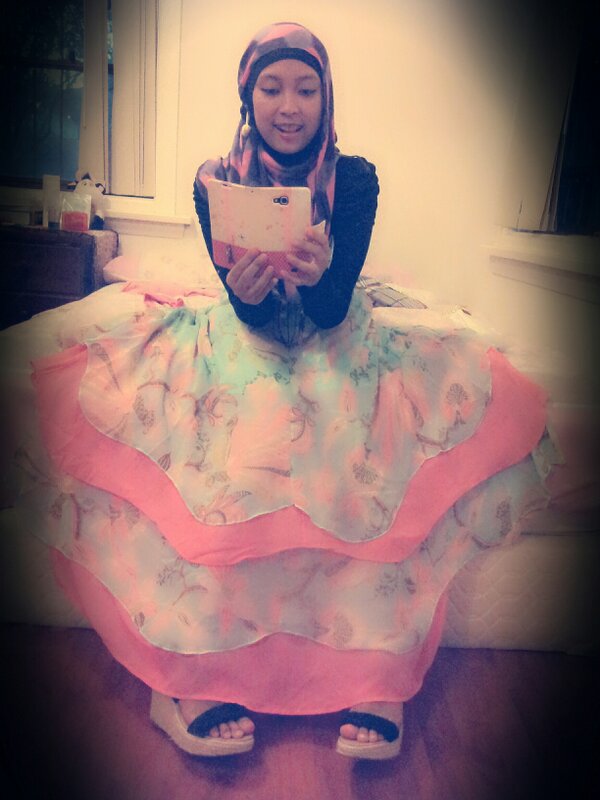 a_ivasavitri's tweet photo. Blue&amp;pink dress...;) http://t.co/QqqfeV4k