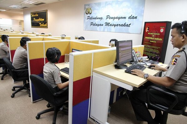 lg pada serius nge-Dota ya? RT <a href="/TMCPoldaMetro/">TMC Polda Metro Jaya</a> Layanan call center Polri 110 siap membantu anda.