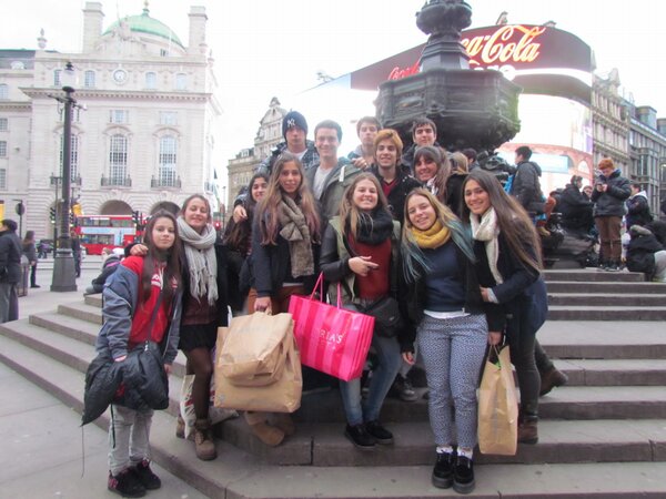 grupomarin's tweet image. Luego de despedir a los alumnos que regresaban a Bs.As., el resto volvió al centro de Londres. #UK2013