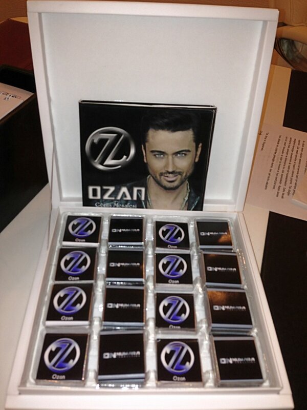 ozankocerr's tweet photo. Ozan albumu ve ozan cikolatalari ;) http://t.co/w9fXiWg7