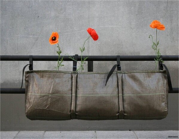 Jardinière accroche ideaal alternatief voor de bloembak aan de balkonreling. #balkon #appartement #licht