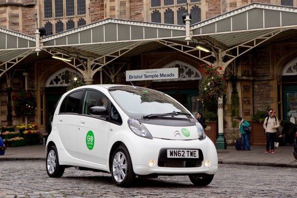 golowemissions's tweet photo. @transitionbath 
@bathnes 
@RUHBath
Go Low #electriccars now in Bath. RUH, Sirona &amp; banes to use as pool cars http://t.co/cGV2ly8H