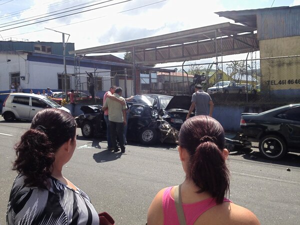 Gigo_'s tweet photo. Accidente en la entrada de Cuidad Quesada. #traficocr http://t.co/gsASkZqj