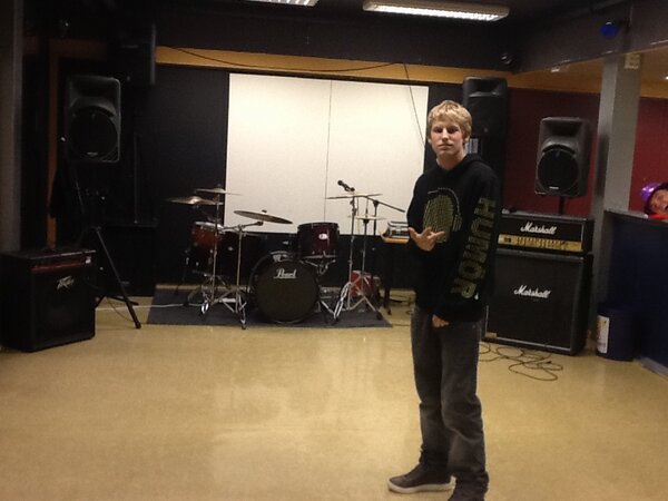 naboplage's tweet photo. Klubben på sortland! 
Konsert med @naboplage @onebyone! 
Vår flotte dj @jørgen_pedersen poserer på bilde her! http://t.co/vexhbl5S