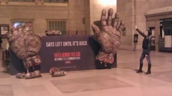 CrimsonQueen_'s tweet photo. Highfiving the walker hand #TWDFeb10 #torontounionstation http://t.co/wWgnCy0X