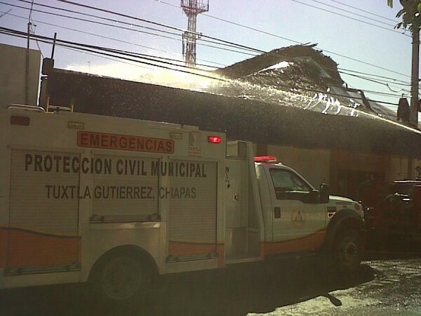 pciviltuxtla's tweet photo. Unidades de @pciviltuxtla y #bomberos en atención a incendio en palapa (hoy por la mañana) @TuxtlaComunica_ http://t.co/BmXVag6H