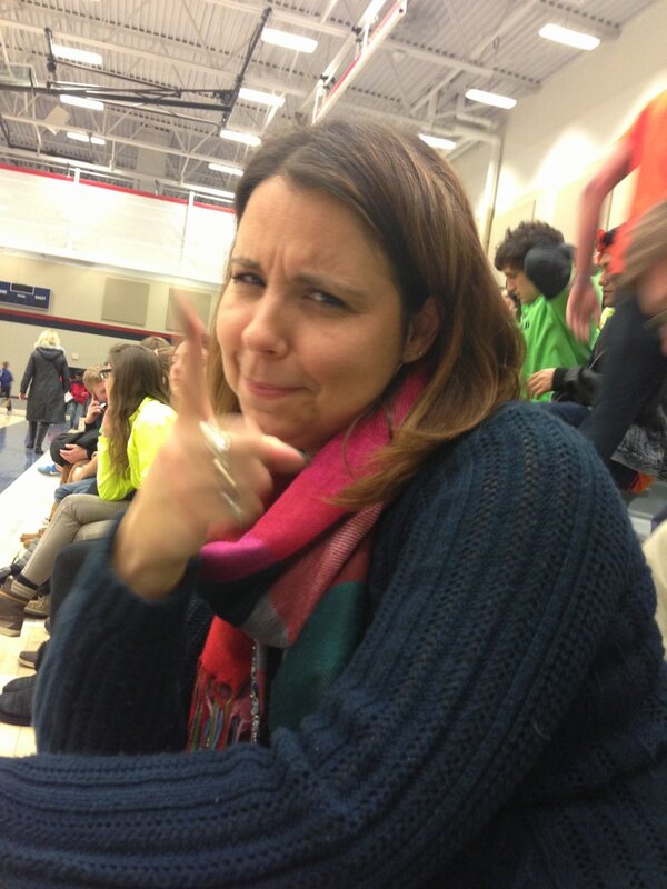 brofieldstudco's tweet image. Señora wants to know WHERE DEM PRIZES AT #pointingfingers #seniorbingo #lol