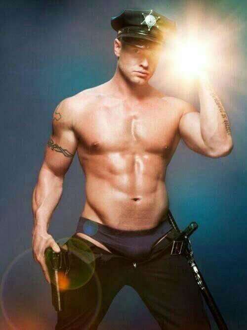 красивый молодой человек в фуражке и широкой. зак эфрон в бейсболке. Moschino tomboy. красивый молодой человек в фуражке и широкой. мужчина в кепке.