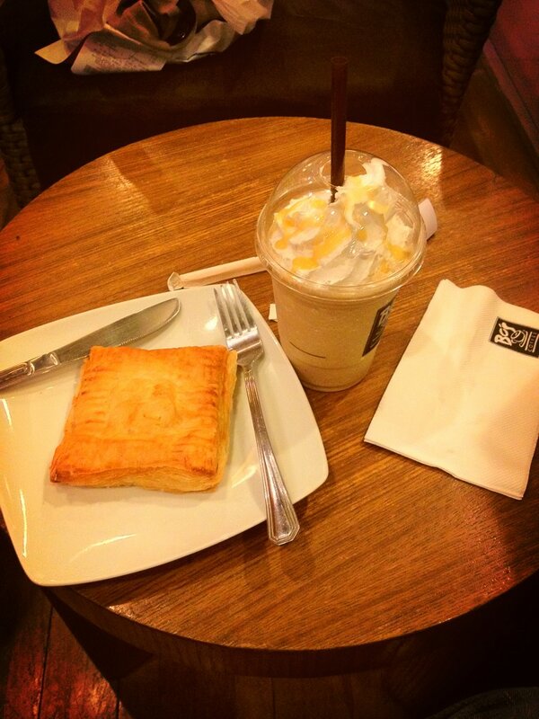 michkie25's tweet image. Me time at bo&apos;s coffee ☕😊 #boscoffee #bo&apos;scoffee #whitechocomocha #chickenturnover