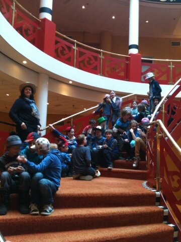 Ze zijn er klaar voor, de 60 kinderen van Zabuki. Een hele middag theater in #Figi. Met petjes én opplaksnorren!