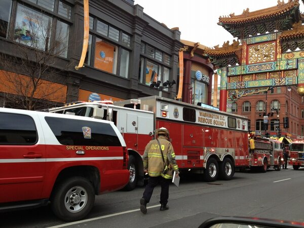deliangoncalves's tweet image. Scene outside gallery place metro. #DCFire reports person on green/yellow line tracks @wmata @wusa9 @unsuckdcmetro