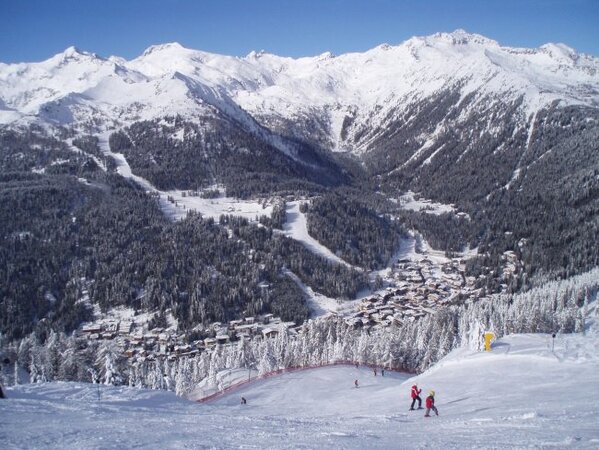 zimnialpy's tweet image. Lyžovat ve středisku, kde své zimní dovolené tráví i vítěz Formule 1 Michael Schumacher?:-) bit.ly/Madonna_di_Cam…