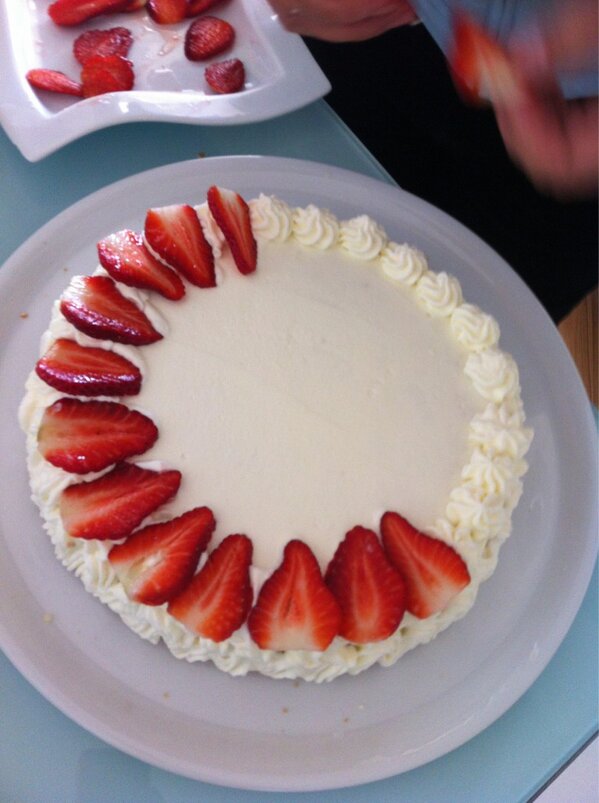 BeckyStaffelli's tweet photo. Preparazione della torta per il compleanno di mamma Matilde! 😍😋 http://t.co/xe3ntHgP