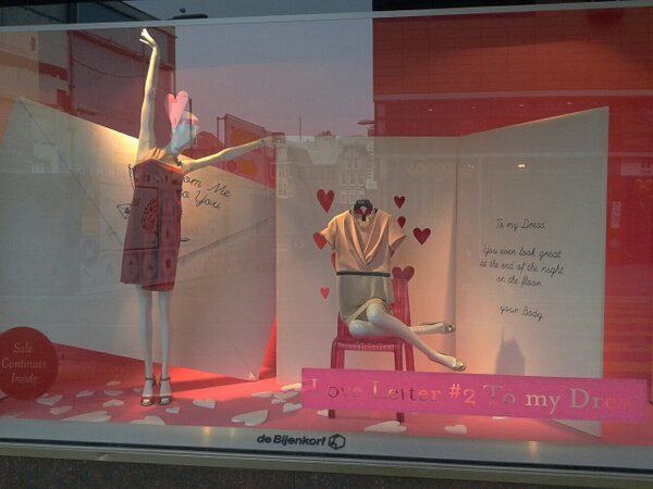 modeblog's tweet image. De etalages van de Bijenkorf brengen mij alvast in de stemming voor Valentijn. #debijenkorf