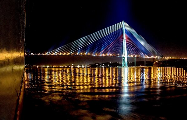 Мост на 2000. Владивосток мост на остров русский ночью. Русский остров Владивосток ночью. Владивосток мост иллюминация. Русский мост в владивостоки подсветка.