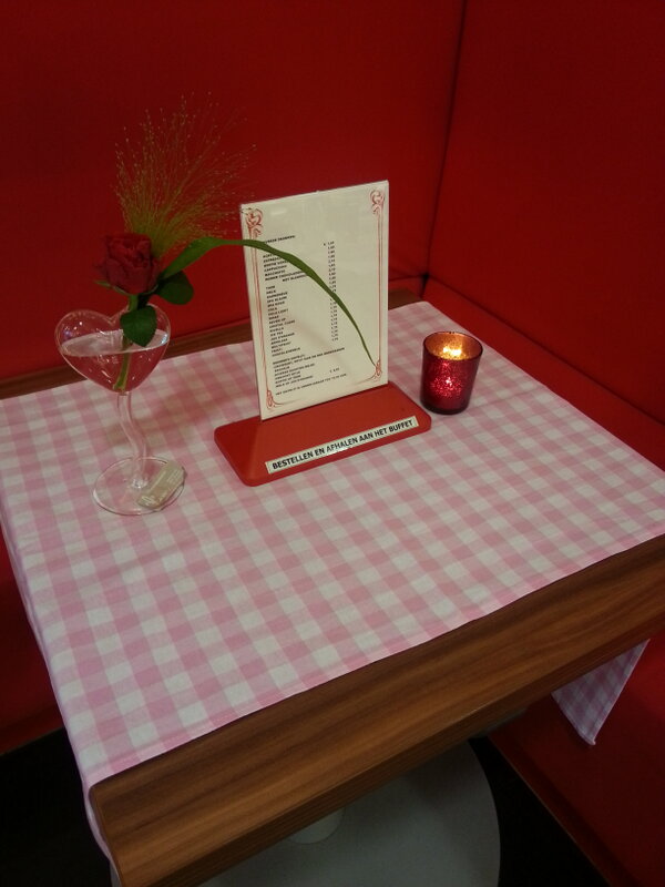 Kom met je vriend/vriendin, man/vrouw ontbijten, lunchen of een kopje koffie / thee drinken met een valentijn gebakje