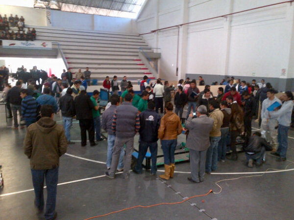 GERARDOLARAOR's tweet photo. Alumnos de universidades y bachilleratos en el concurso de robotica http://t.co/U5DsGEKF