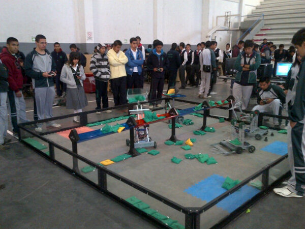 GERARDOLARAOR's tweet photo. Participan 13 equipos de bachillerato en el concurso de robotica con sede en UTEC Tulancingo http://t.co/Wvq3hA9x