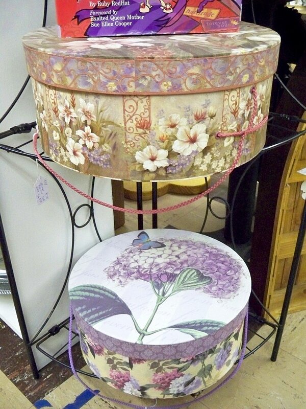 TreasureCove_TX's tweet image. These pretty hat boxes can be seen in Booth #513's downstairs location! ... #hatboxes  #hats  #decor  #storage