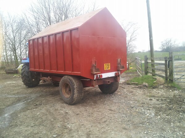AgriGoodchild's tweet photo. 8 ton feed bin on wheels http://t.co/PXIp0sDD