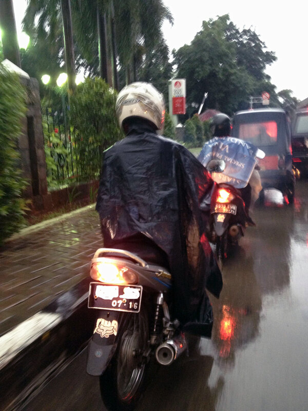 TMCPoldaMetro's tweet photo. Bagi Pemotor hindari penggunaan Jas hujan Ponco, krn kerap terjadi kecelakaan akibat Ponco tersangkut roda blkg. http://t.co/F7gq6YeF