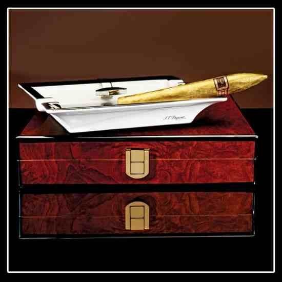 TheExecLounge's tweet image. Gold wrapped cigars wrapped in 24karat gold leaf $200 each.One of life's luxuries or an expensive way to cancer?