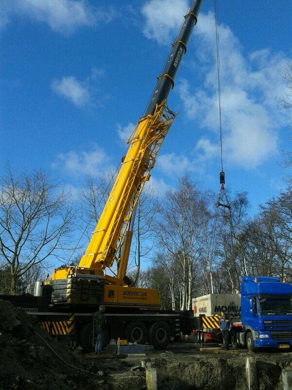 vanLeentBV's tweet photo. Op dit moment wordt er een prefab kelder van @MombargBeton op zijn plek gehangen voor een project te Leidschendam! http://t.co/ZlbcuxU5