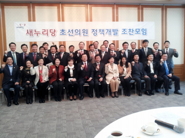 겨울방학 (?)을  마치고  새누리당  초선모임인  "초정회"의 조찬모임에  참석했습니다.  초심을  잃지않고,  이름에  걸맞게  새정치를 위한 좋은 정책개발에  진력하기로 다짐했습니다.