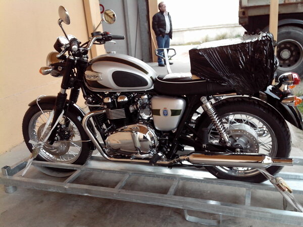 enviatumotocom's tweet photo. Os dejo por aquí una Bonneville que cargamos ayer. ¡Preciosa! http://t.co/YnmCcO8U