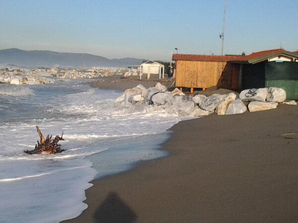 BagnoOliviero's tweet photo. #erosione#erosionemassa niente più spiaggia a Ronchi http://t.co/ifgh2JHQ