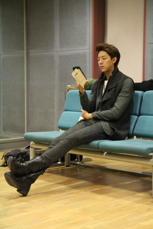 official_CNBLUE's tweet photo. 이정신...다리 길이 엄청나네 최장신. 그래서 이장신. 연기 잘해서 별명 감정신. 대본을 핸드폰으로 보는 최신식. 큰 키가 부러운 민혁의 트위터는 이런식... http://t.co/JnyLlyps