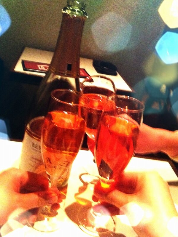mottchin's tweet photo. 白ワインボトルであけてからの、ロゼのボトルも完飲〜+.(o´∀｀o).+  
ワインでみんないい��じに酔っ払い〜♪ http://t.co/EOQPh0LI