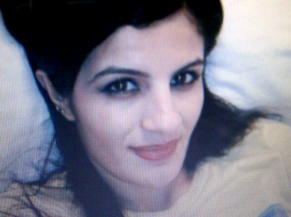 uae_1000069's tweet photo. تغنيني عن آلعآلم في لحظهہ حضورگ♥♥ http://t.co/Ch3FVUFM