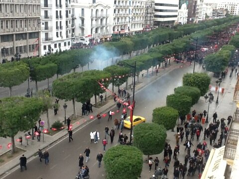 _DavidThomson's tweet photo. Nouveaux tirs de la police, mouvement de foule sur Bourguiba #Tunisie http://t.co/pB4qCLrn