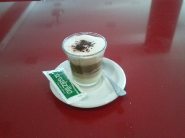 AnaMorena1992's tweet photo. Un buen cafe en la cueva de dino jijiji deliciosoo http://t.co/TxRKYiDz
